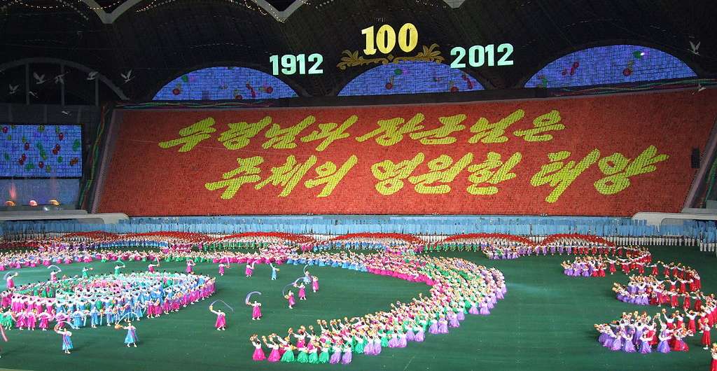 Massenszene beim Aritang-Festival, der laut Guinness-Buch der Rekorde größten Gymnastik-Schau der Welt, in Pjöngjang 2012.
Foto: Nicor/Wikimedia Commons/CC BY-SA 3.0
